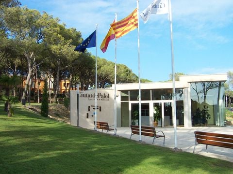 Aparthotel Ciutat de Palol - Camping Girona - Image N°0