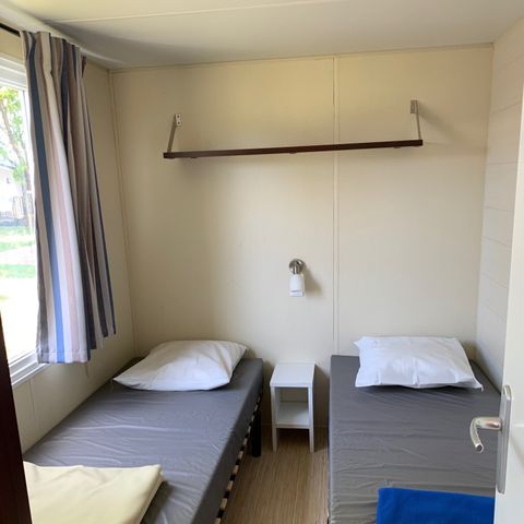 Mobilheim 6 Personen - 28m² + halbüberdachte Holzterrasse 12m² 4/6 Pers.