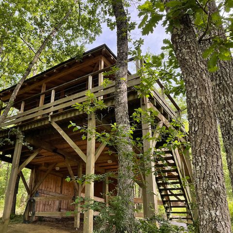 AUßERGEWÖHNLICHE UNTERKUNFT 6 Personen - Familien-Hochsitzhütte mit Jacuzzi im Wald 1/6 Pers.