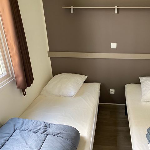 Mobilheim 4 Personen - Standard 25m² (2 Zimmer) überdachte Terrasse + TV