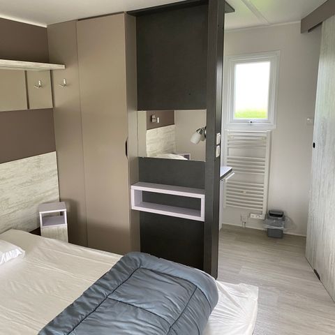 Mobilheim 4 Personen - Premium 40 m² (2 Schlafzimmer, 2 Bäder) mit überdachter Terrasse + TV + LV