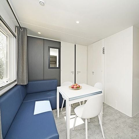 Mobilheim 6 Personen - Premium | 3 Zi. | 6 Pers. | Überdachte Terrasse | 2 Bäder | Klimaanlage | TV