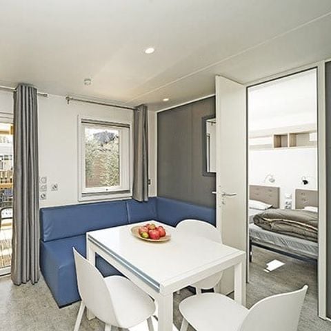 Mobilheim 6 Personen - Premium | 3 Zi. | 6 Pers. | Überdachte Terrasse | 2 Bäder | Klimaanlage | TV