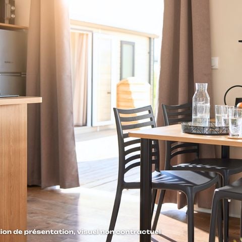 Mobilheim 4 Personen - Homeflower Premium 26.5m² (2 Schlafzimmer) + KLIMA + halbüberdachte Terrasse + TV + Bettwäsche + Handtücher